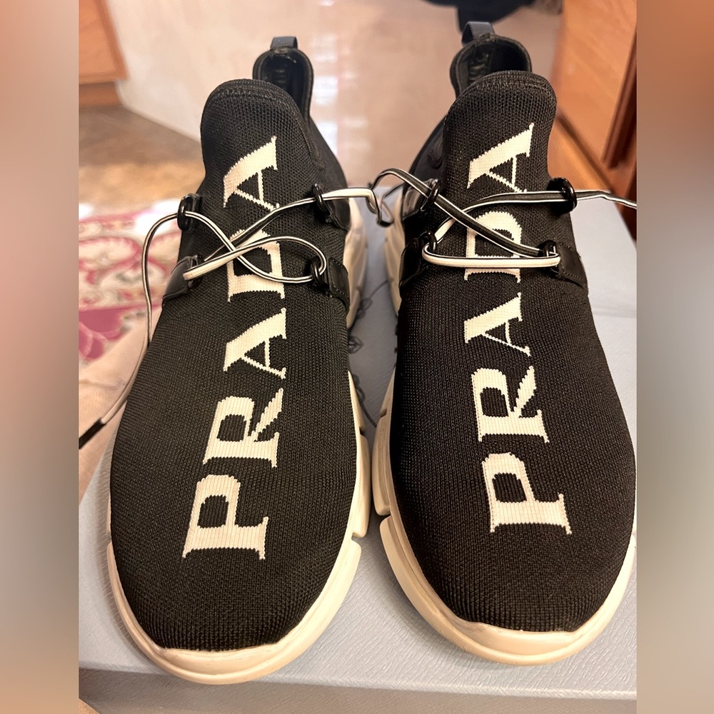 Authentic Prada high top knit sneaker, in very good conditions, box and dusters